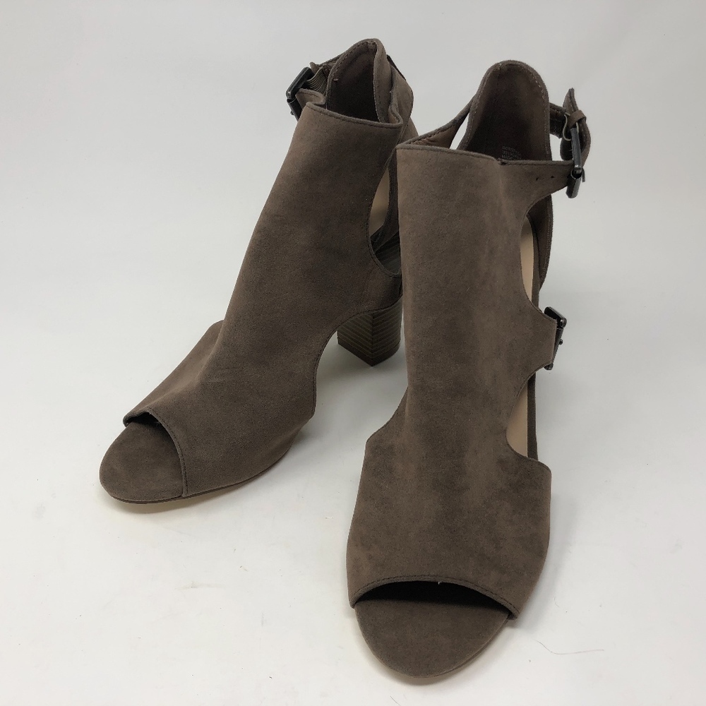 shoe dazzle dorothea taupe booties 10